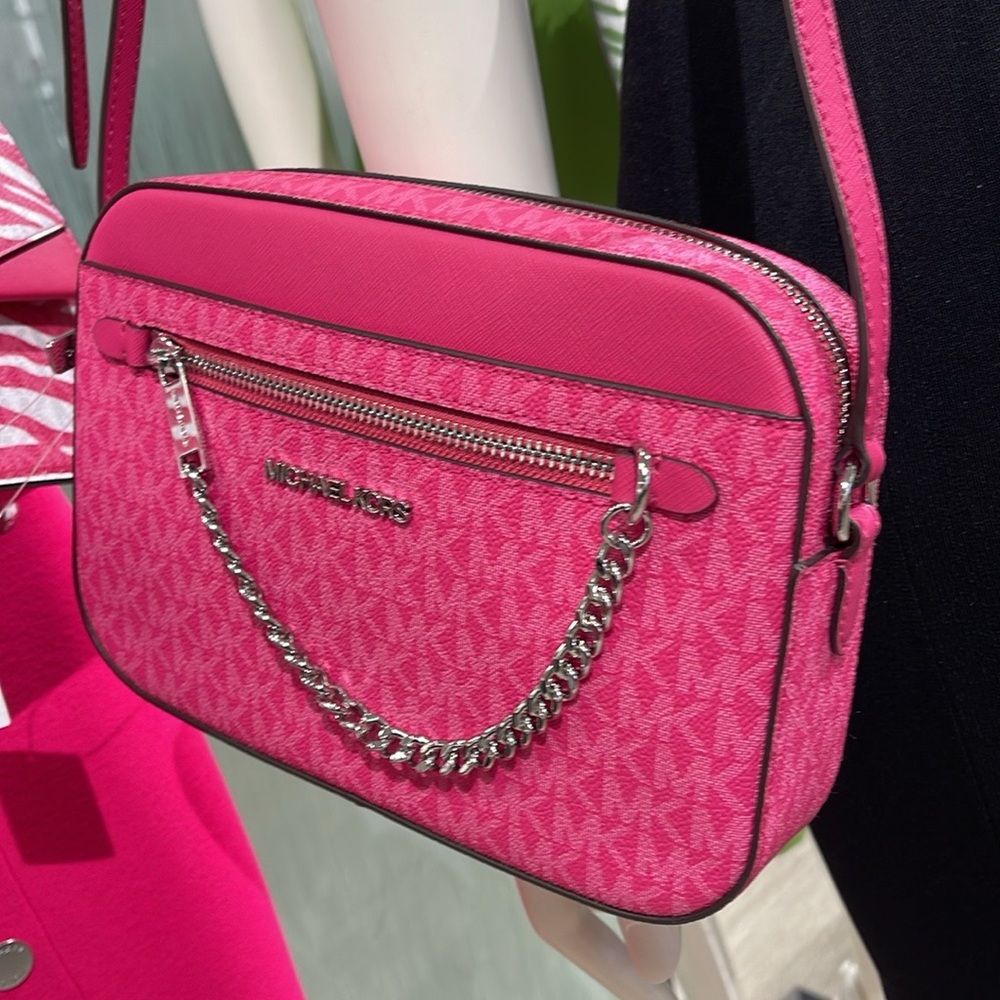 Michael Kors Jet Set Large Signature Logo Chain Crossbody Bag
Dragonfruit
NWT - Picture 15 of 16